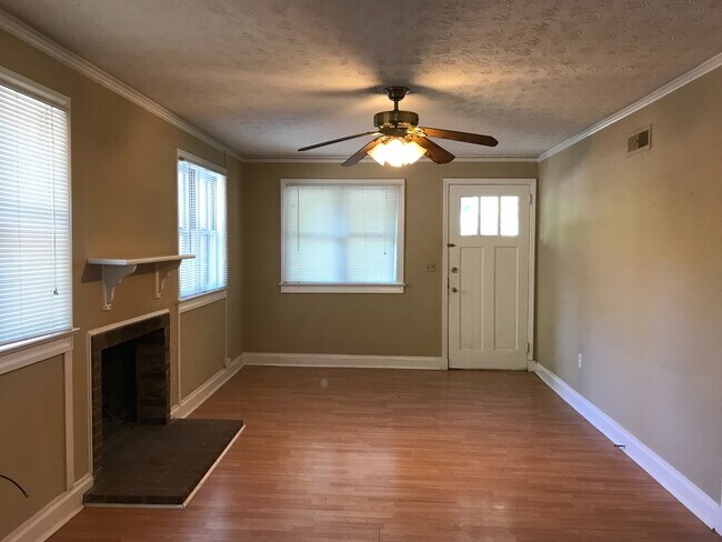 Building Photo - 3 Bedroom, 2.5 Adorable Cottage Home in Go...