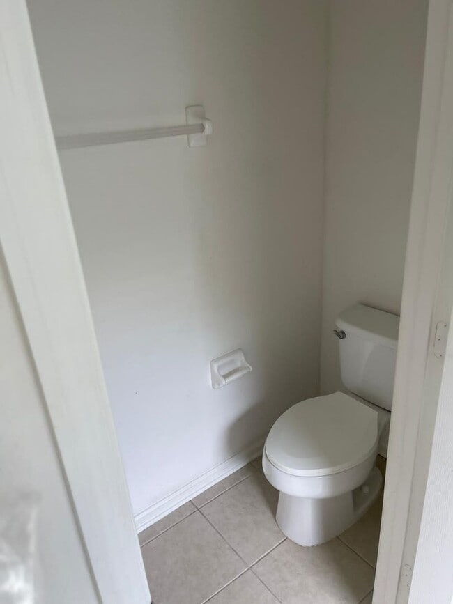 Building Photo - Fabulous 3/2.5 Townhouse located in The Vistas at Stonebridge Commons