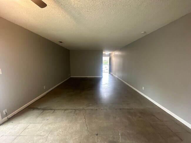 Foto del edificio - 1331-1333 Frankfort Ct