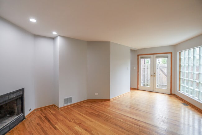 Building Photo - 1918 N Halsted St