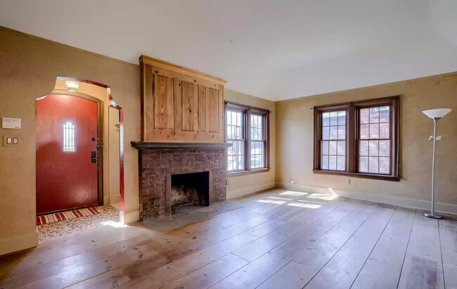 Foto del edificio - Charming Brick Home with 4th Non-Conformin...