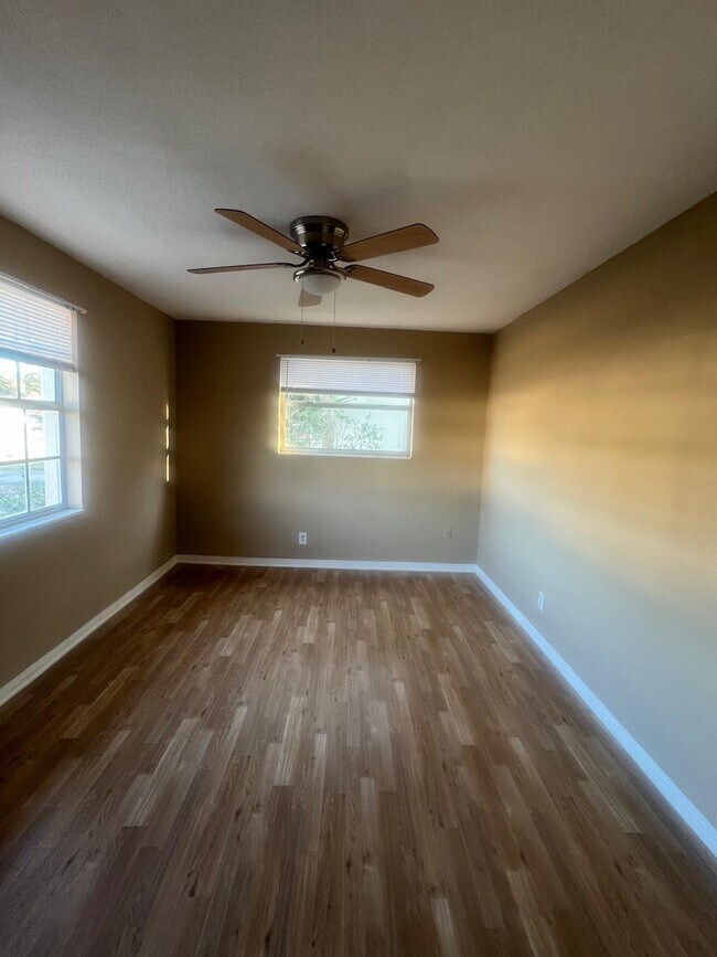Foto del edificio - 1352 Beacon Dr