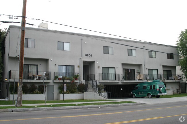 Foto del edificio - 6606 Hazeltine Ave