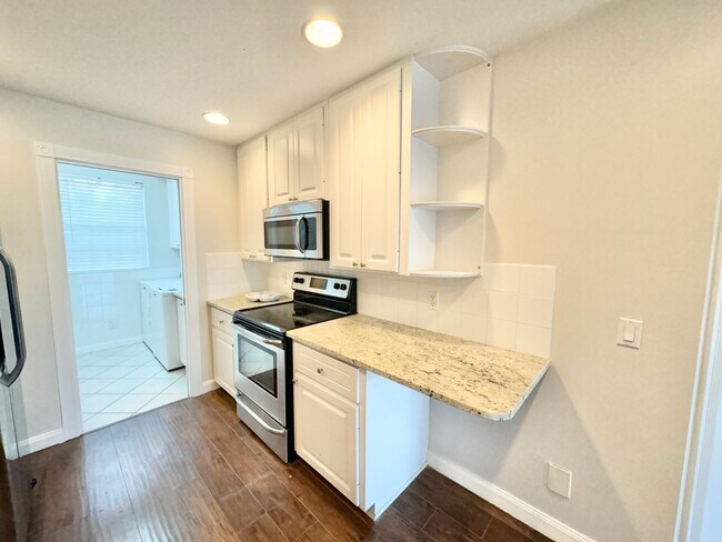 Building Photo - ** THE COVE ** 3 BED / 2.5 BATH - TOWNHOME...