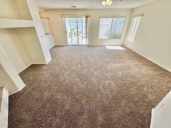 Foto del edificio - WELCOME TO THIS SPACIOUS 4-BEDROOM, 2.5-BA...
