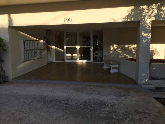 Foto del edificio - 7601 Byron Ave