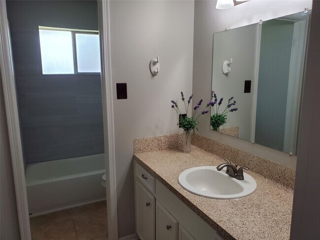 Foto del edificio - 5305 Woodville Ln