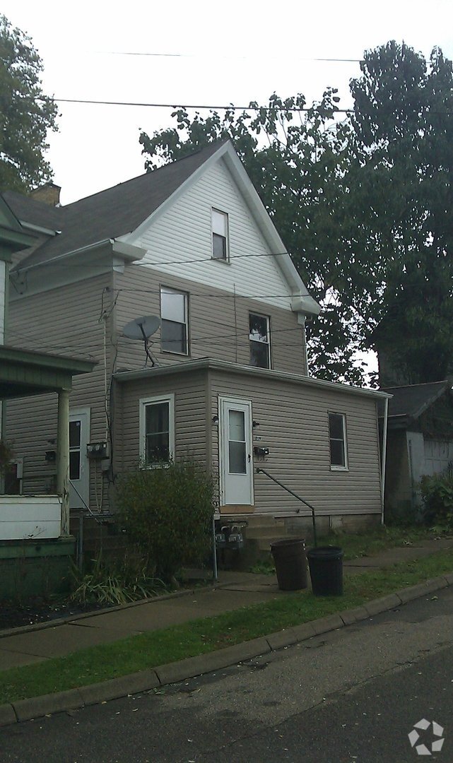 Building Photo - 219 6th St