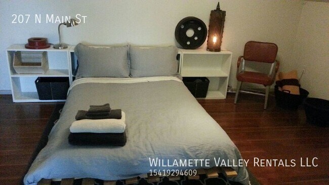 Foto del edificio - Available Now - Furnished studio apartment...