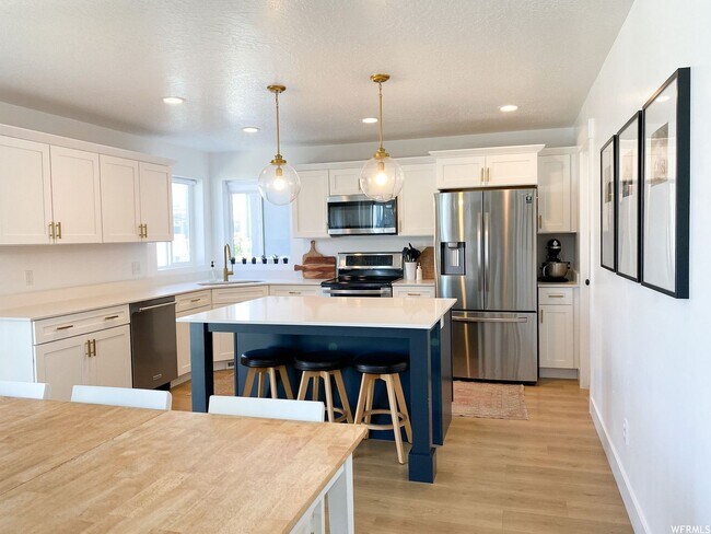 Building Photo - Six Bedroom Home in Beautiful Bluffdale!
