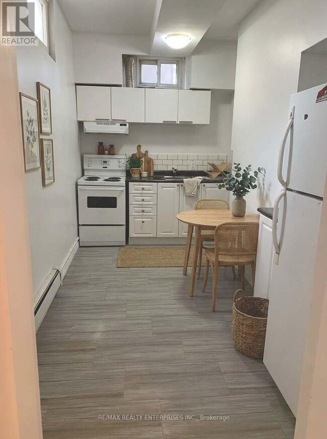 Photo du bâtiment - 142 Emerald St S