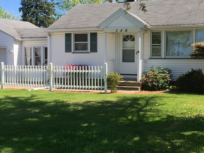 Foto del edificio - 248 Ridge Rd