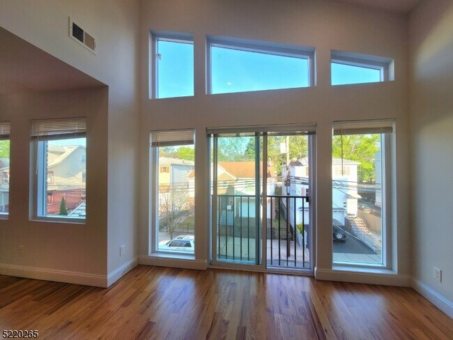 Foto del edificio - 127-129 Brookdale Ave-