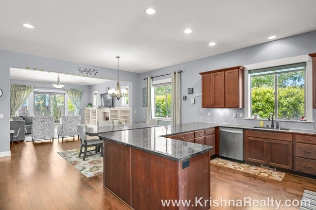 Building Photo - Amazing 3 BD + Office/Den Single Family *1...