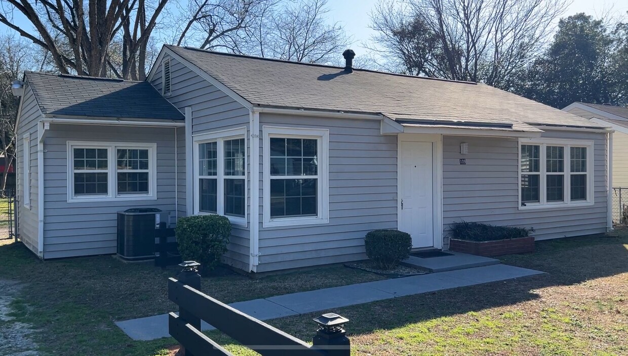Foto principal - 109 Sharyn Ln