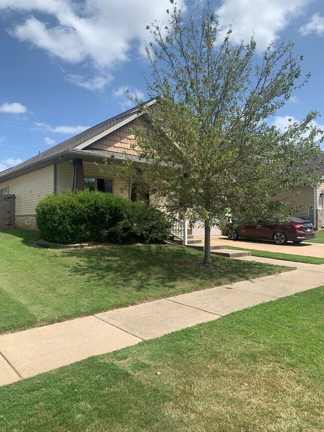 Building Photo - 1410 NE Dysart Woods Ln