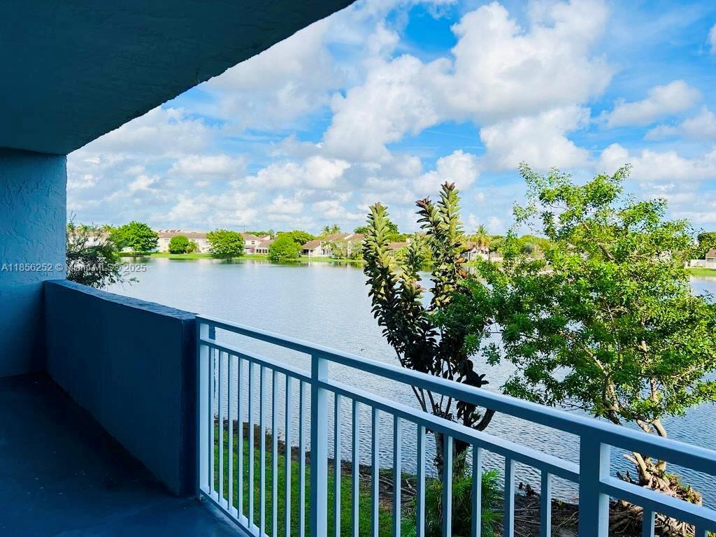 Foto principal - 9359 Fontainebleau Blvd