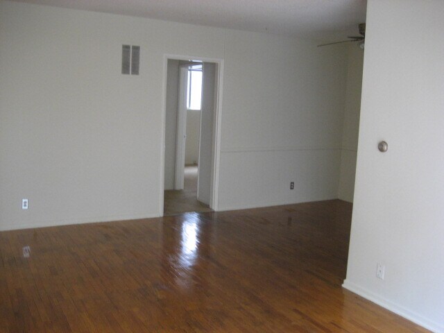 Foto del edificio - 11839 Goshen Ave