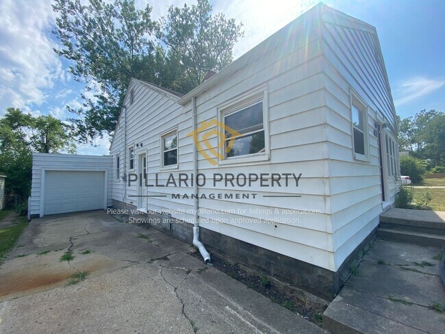 Building Photo - Adorable & Updated 2 Bedroom / 1 Bath Home...