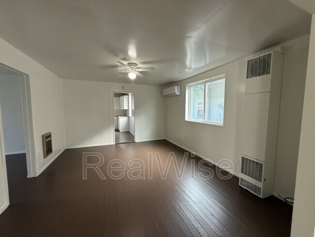 Foto del edificio - 328 SE Lane Ave