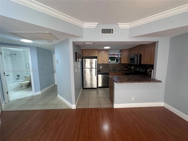 Foto del edificio - 8290 Lake Dr