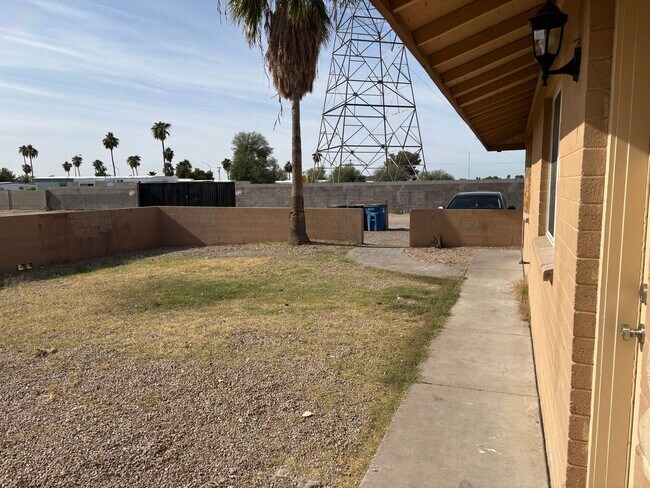 Foto del edificio - Centrally located home in East Mesa