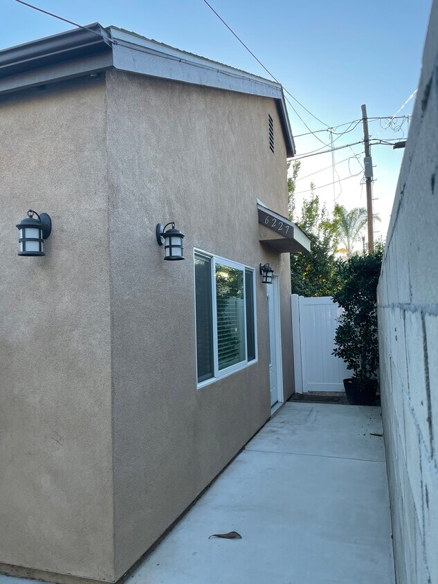 Acercándose a la puerta principal - 6227 Atoll Ave