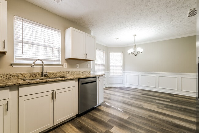 Building Photo - Fantastic 5bd/2.5ba home! Let yourself in!