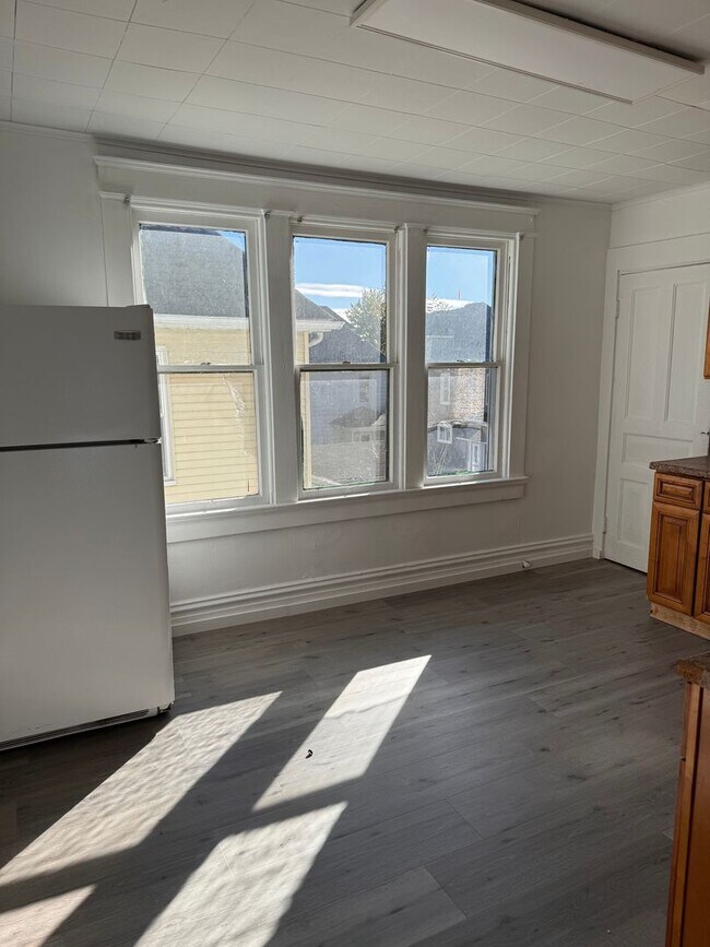 Building Photo - 430 E Sheridan Ave