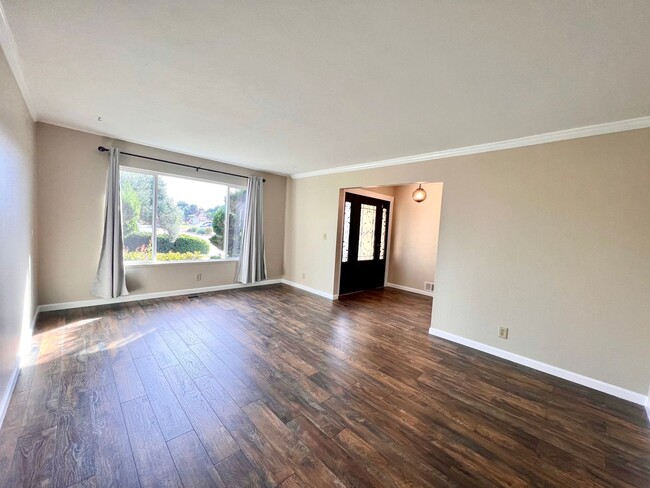 Building Photo - Spacious Three Bedroom Home in South Salinas