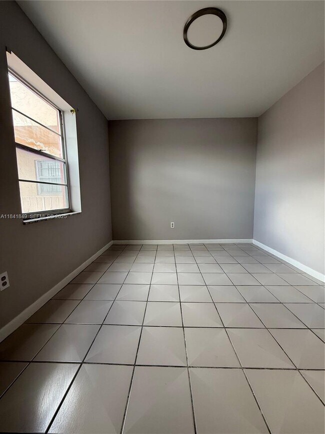 Foto del edificio - 6820 W Flagler St