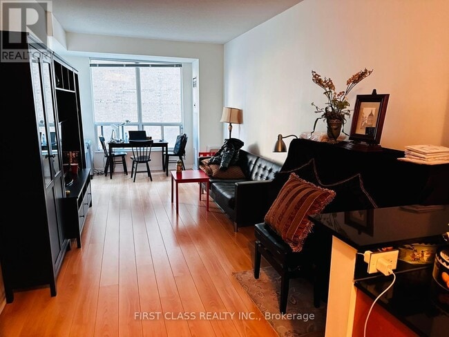 Photo du bâtiment - 300-2300 Bloor St E