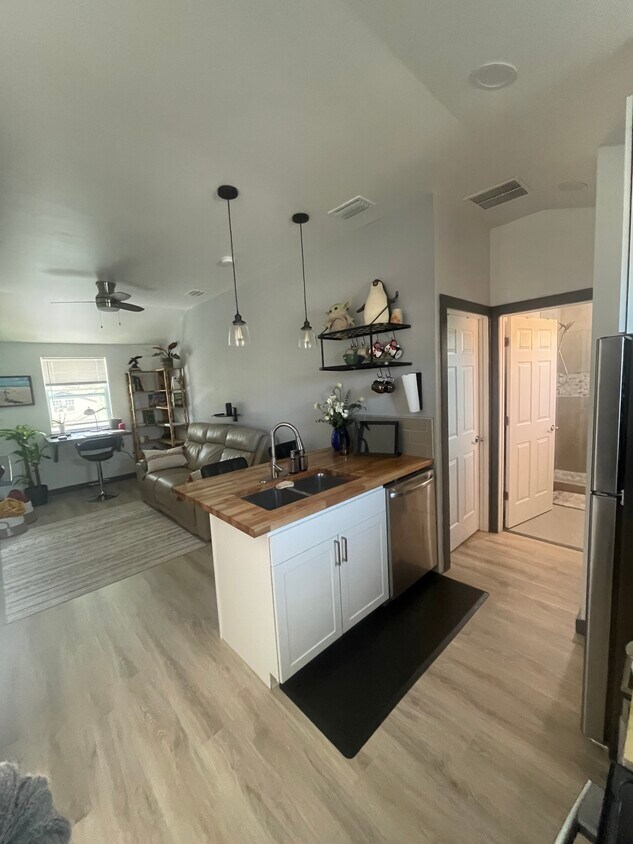 Carriage Unit ADU with 2 parking spots - 716 23rd Ave N