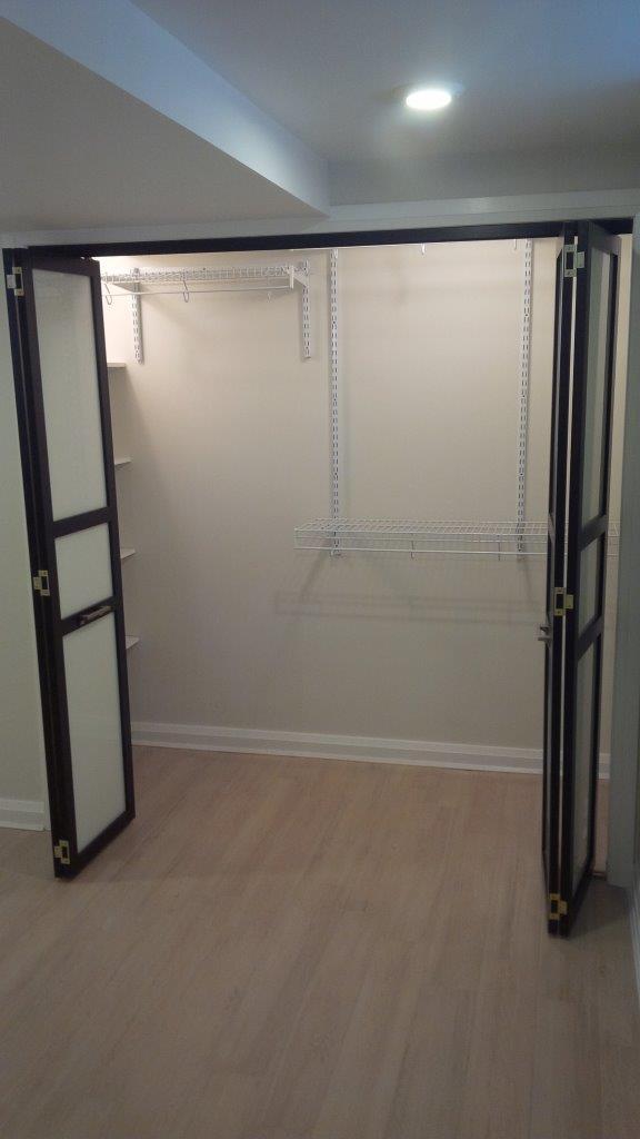 Photo du bâtiment - ** COMPLETELY RENOVATED LUXURY **