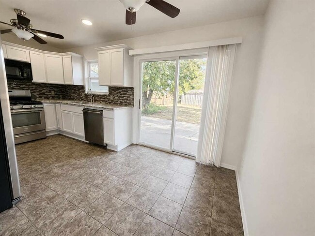 Building Photo - 3325 Beechwood Dr