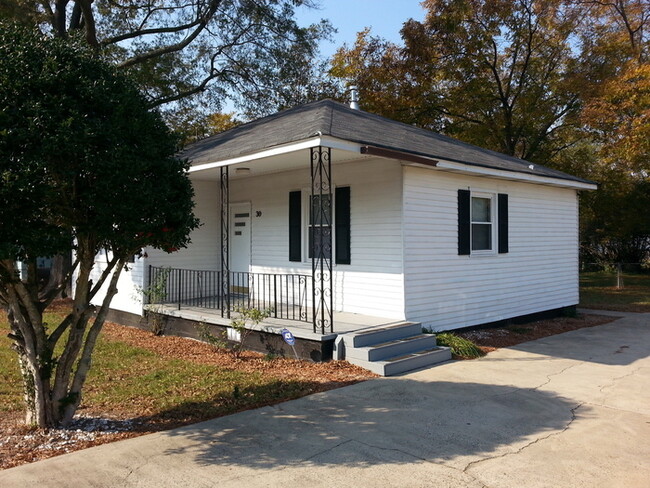 Building Photo - Beautiful 3 B/R, 1 Bath For Rent!