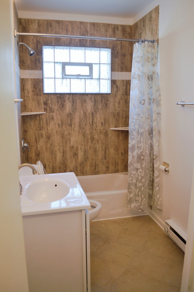 apartment bath - 1039 Sheridan Rd
