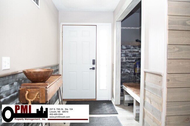 Foto del edificio - 4 Bedroom and 3 bathroom Fully Furnished