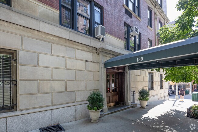 Entrada - 1450-1456 Lexington Ave