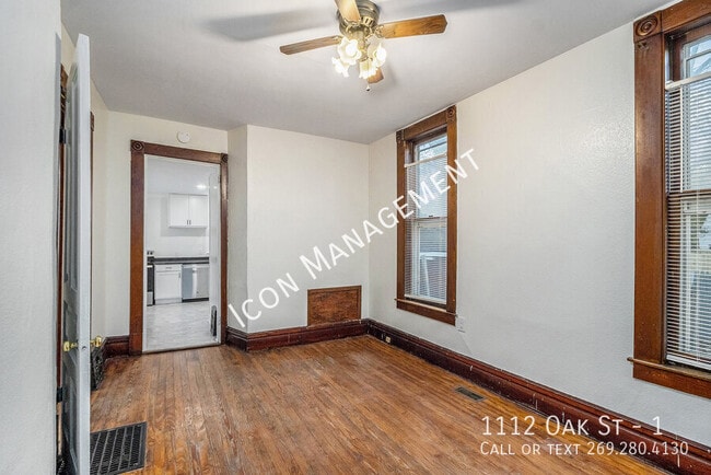 Building Photo - 1112 Oak St