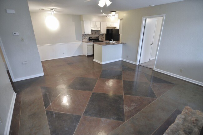 Building Photo - Upgraded Hill Country duplex