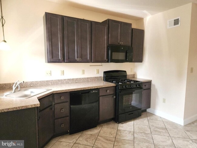 Building Photo - 2827 W Mulberry St