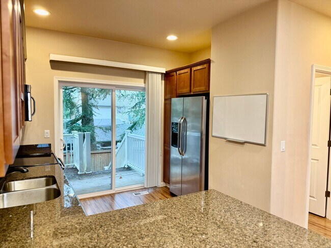 Foto del edificio - Beautiful 2 bed, 2.5 bath townhome located in Mountlake Terrance $2800/mo.