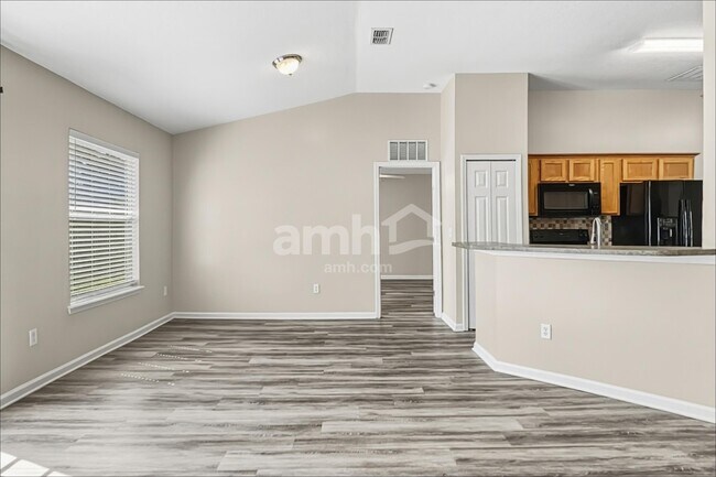 Building Photo - 3201 Ginny Lake Dr