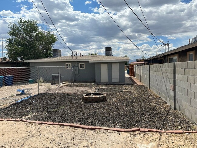 Building Photo - One story one bedroom Duplex Apartment, All Tile Floors!!! All Appliances!! Big back yard!!
