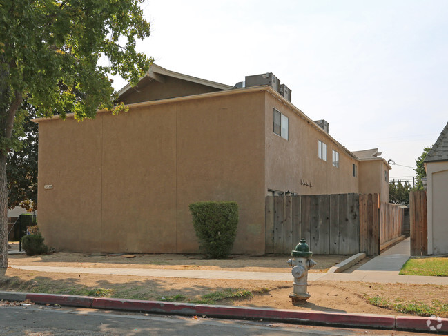 Building Photo - 3344 E Sierra Madre Ave