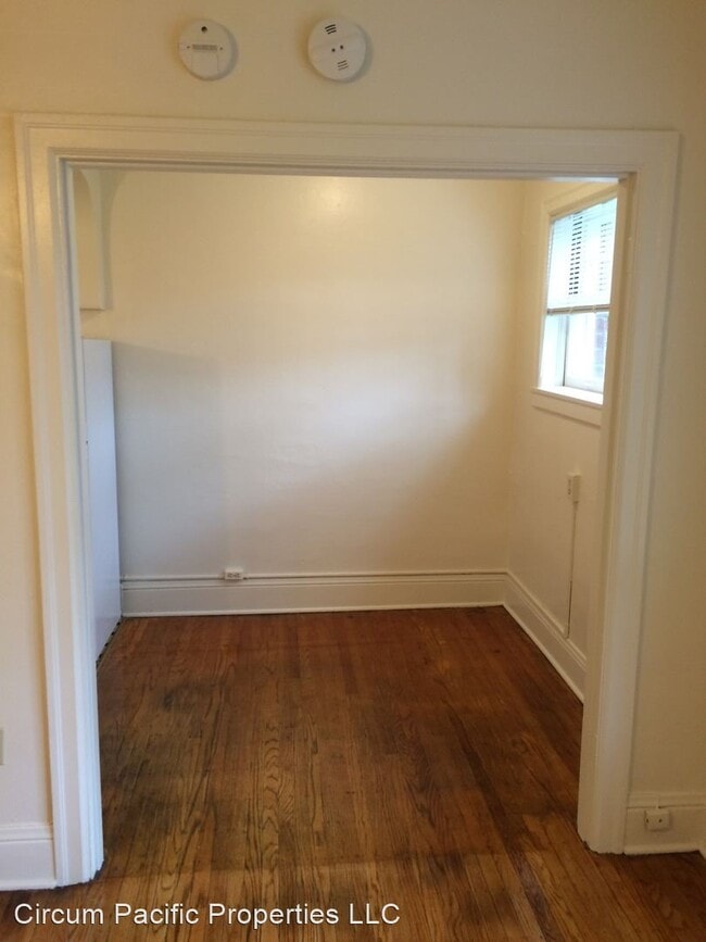 Building Photo - 1 br, 1 bath Apartment - 2062 NW Marshall St.