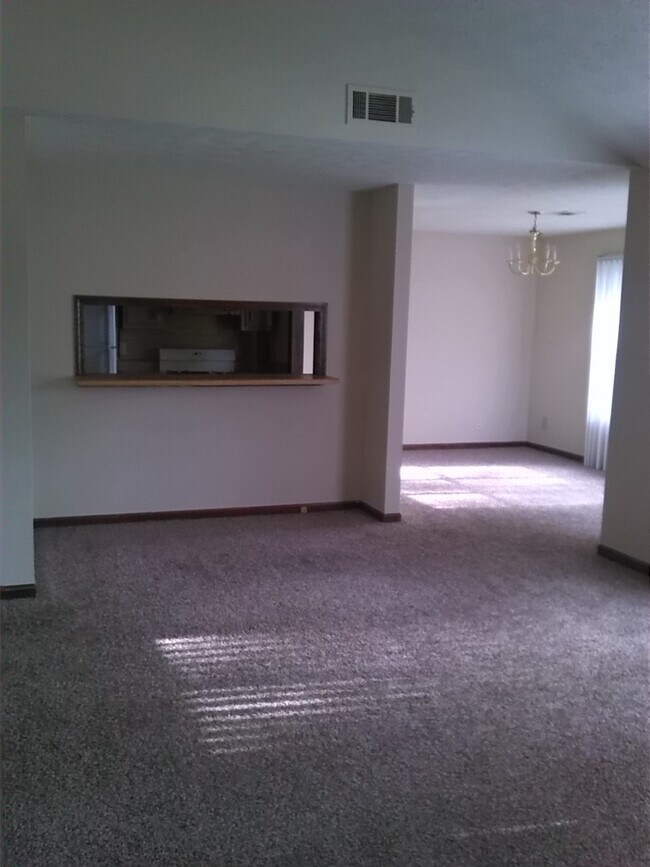 Building Photo - 2 Bedroom and 2 Bathroom Top Floor Unit! F...
