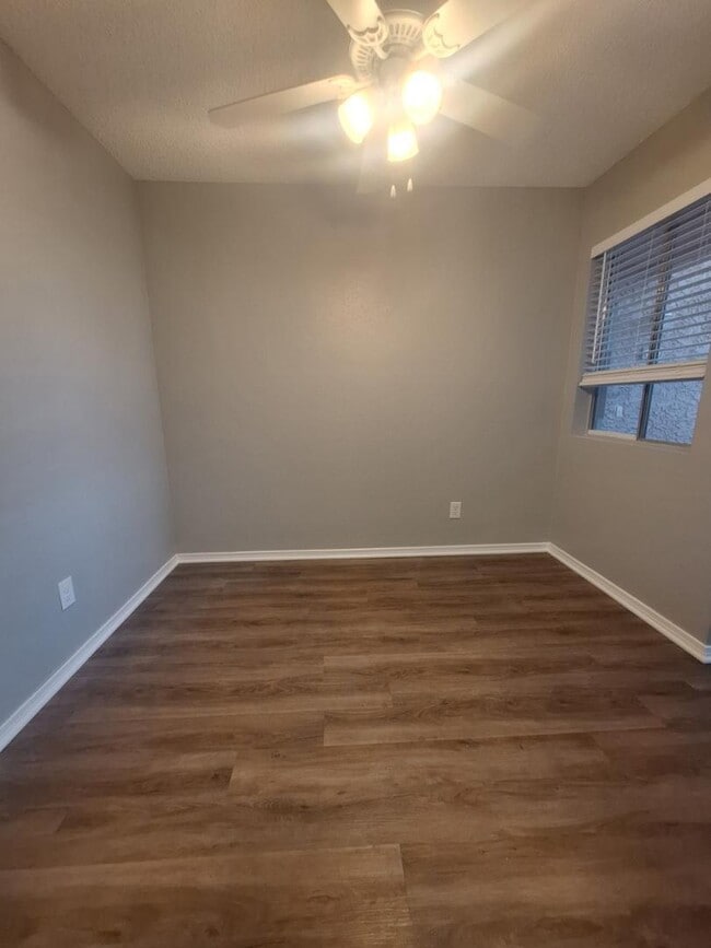 Foto del edificio - 623 W Guadalupe Rd