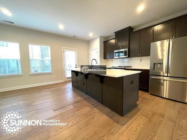 Foto del edificio - Beautiful Tri-Level, 3 Bedroom Townhome in...